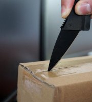 Nôž v tvare kreditnej karty s čepeľou z nehrdzavejúcej ocele